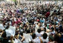 जंतर मंतर पर प्रदर्शन को लेकर कॉकरोच जनता पार्टी पर हुई FIR