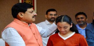 मुख्यमंत्री डॉ. यादव से मिले डाक सहायक स्व. उर्मिला सैनी के परिजन
