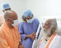 मुख्यमंत्री योगी आदित्यनाथ ने जाना महंत नृत्य गोपाल दास का हालचाल