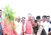 विधानसभा परिसर में ‘एक पेड़ मां के नाम 3.0‘ अभियान के तहत हुआ वृहद पौधरोपण : मुख्यमंत्री विष्णुदेव साय और विधानसभा अध्यक्ष डॉ. रमन सिंह ने लगाया रुद्राक्ष का पौधा