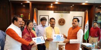 मुख्यमंत्री डॉ. यादव को जल संसाधन मंत्री सिलावट ने अभियान की उपलब्धियां पर आधारित पुस्तिका की भेंट