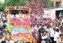 रोड शो में मुख्यमंत्री डॉ. यादव ने किया अभिवादन, हुआ जगह-जगह भव्य स्वागत