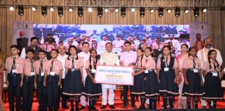 मुख्यमंत्री ने श्रमिक परिवारों के प्रतिभाशाली बच्चों का किया सम्मान, साथ बैठकर किया भोजन