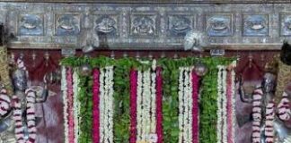 जन्माष्टमी के रंग में रंगने लगे मंदिर, कान्हा के दरबार को दिया जा रहा भव्य रूप