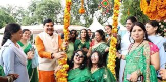 सावन की मस्ती में झूमीं महिला जन प्रतिनिधि, मुख्यमंत्री निवास में मनाया उत्सव