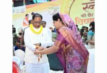 शहीद की पत्नी ने CM साय को बांधी राखी, भावुक हुए मुख्यमंत्री, बोले- शहीद परिवार हमारा अपना