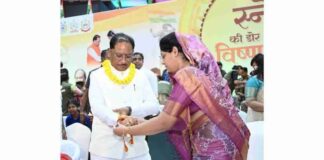 शहीद की पत्नी ने CM साय को बांधी राखी, भावुक हुए मुख्यमंत्री, बोले- शहीद परिवार हमारा अपना