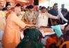 मुख्यमंत्री योगी आदित्यनाथ ने फर्रुखाबाद के बाढ़ प्रभावित क्षेत्रों का हवाई सर्वेक्षण कर पीड़ितों को राहत सामग्री वितरित की