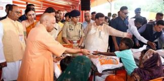 मुख्यमंत्री योगी आदित्यनाथ ने फर्रुखाबाद के बाढ़ प्रभावित क्षेत्रों का हवाई सर्वेक्षण कर पीड़ितों को राहत सामग्री वितरित की